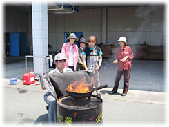 天ぷら油火災消火実験の様子