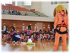 寸劇で火災・地震の怖さや対処方法を学ぶ