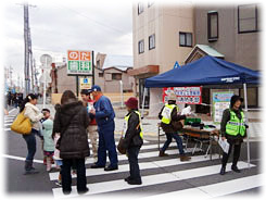 磐田駅前に広報ブースを作り広報活動