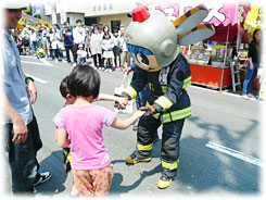 「べっくん」と握手