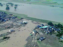 平成27年9月関東・東北豪雨の被災現場（茨城県常総市）（内閣府提供）